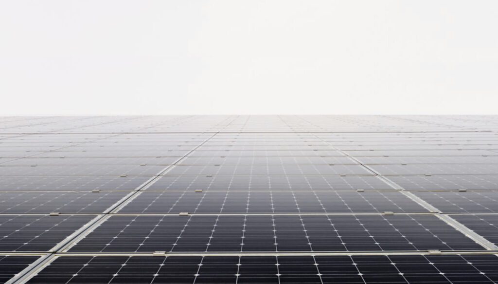 Jak panele fotowoltaiczne działają w pochmurne dni? Green House Systems Fotowoltaika