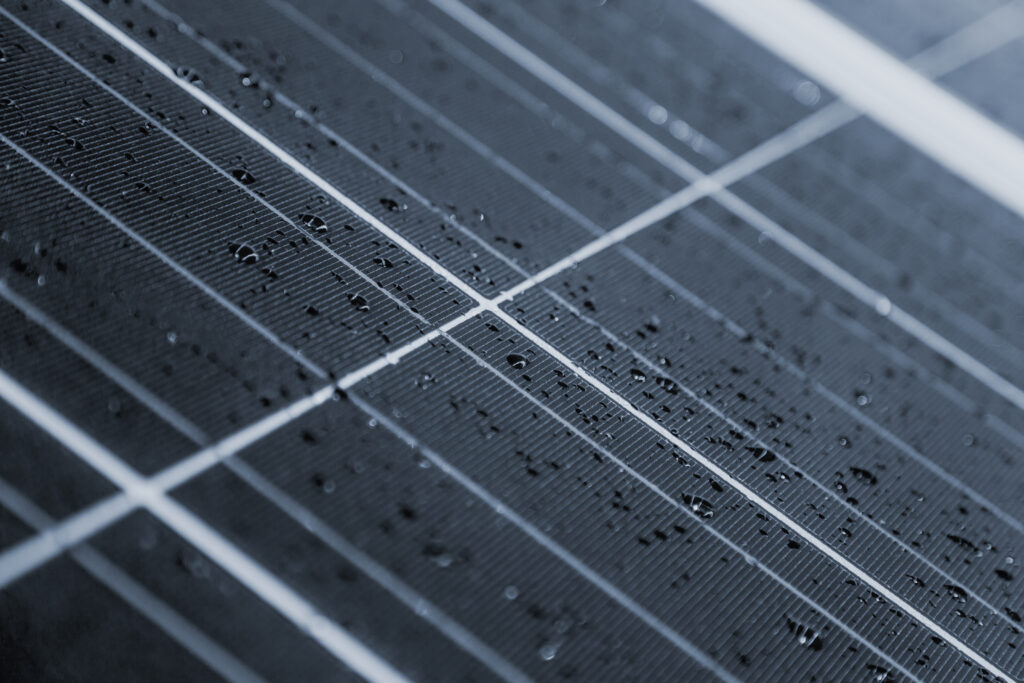 Wpływ kropli deszczowych na panele fotowoltaiczne Green House Systems Fotowoltaika